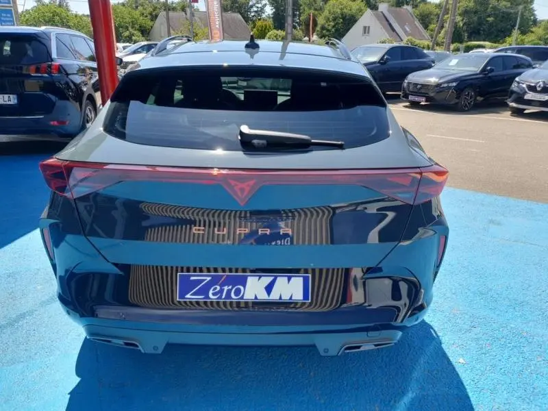Vue arrière d'un CUPRA Formentor bleu Fjord 2026 avec feux LED reliés et double sortie d'échappement visible.