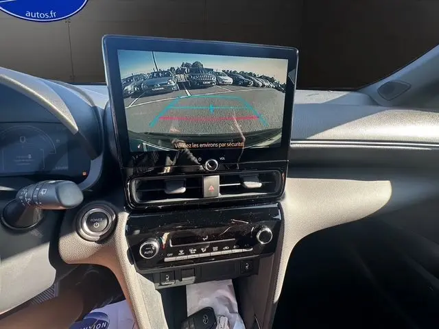 Vue intérieure du tableau de bord de la Toyota Yaris Cross 130H Design 2025, écran affichant la caméra de recul.
