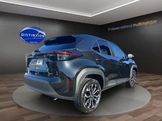 Toyota Yaris Cross 130H Design 2025 noir en 3/4 arrière droit, avec jantes alliage et feux arrière fins.