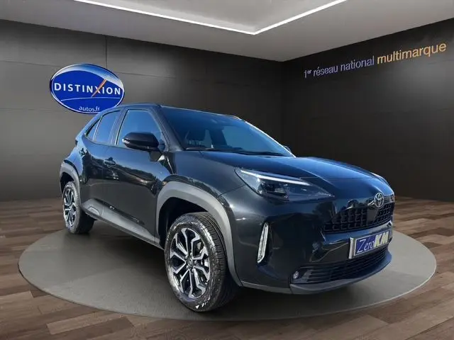 Toyota Yaris Cross 130H Design 2025 noir en 3/4 avant droit, avec jantes alliage et calandre marquée