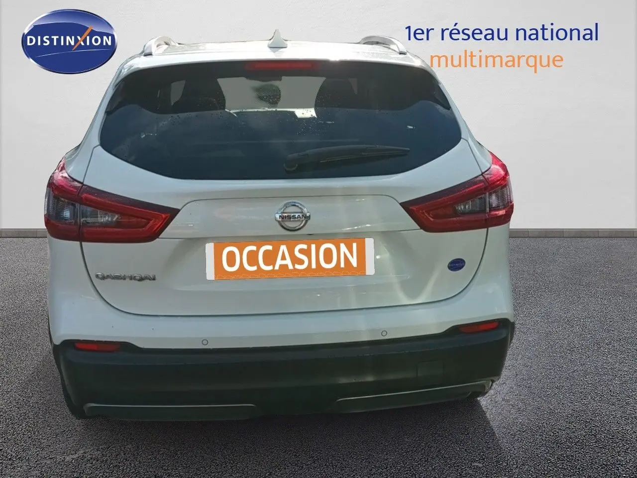 Vue arrière d'un Nissan Qashqai blanc 2018 avec feux rouges et plaque d'immatriculation orange "OCCASION".