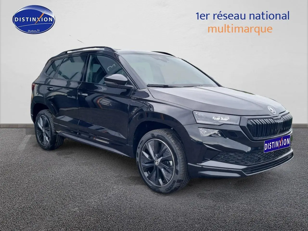 SUV Skoda Karoq noir en 3/4 avant droit, avec jantes alu et calandre noire distinctive.