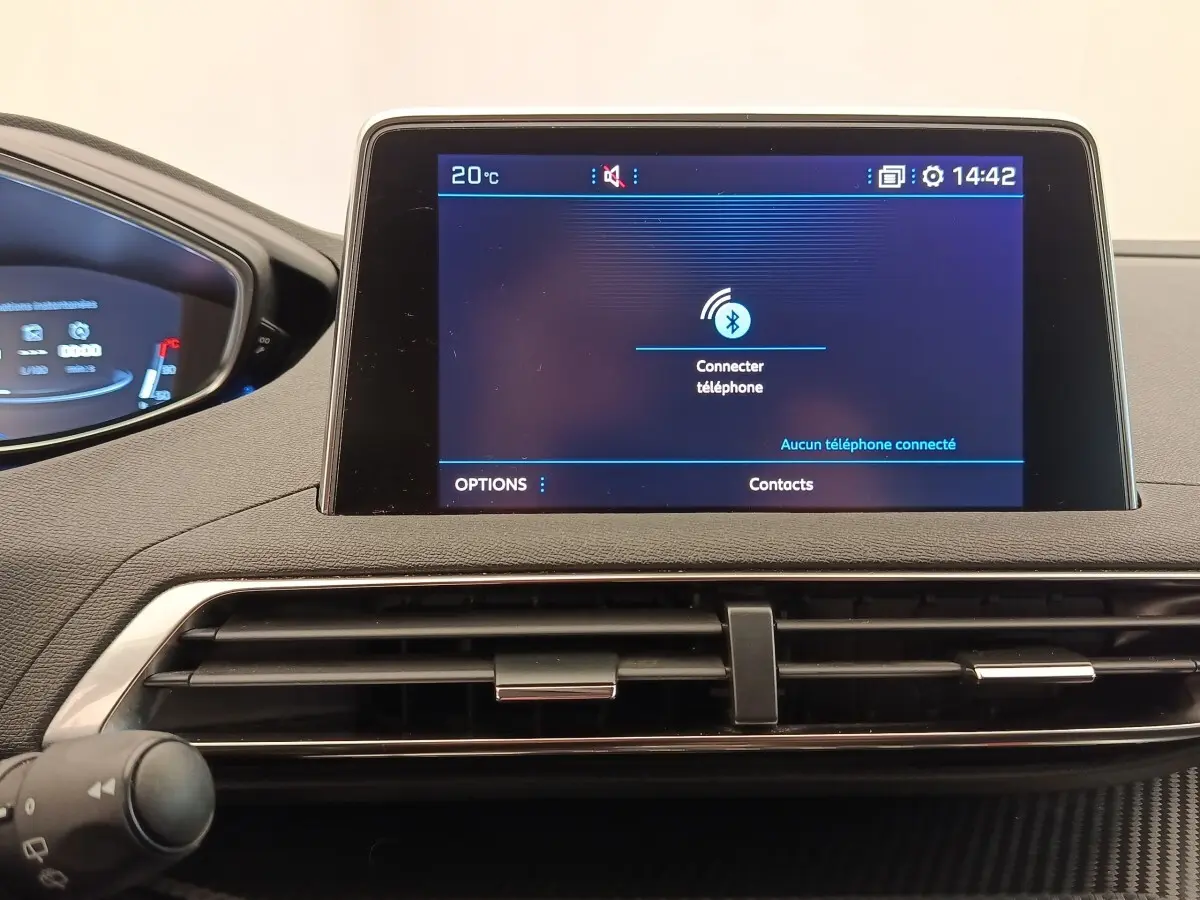 Écran tactile central affichant la connexion Bluetooth sur le tableau de bord noir du Peugeot 5008 gris foncé.