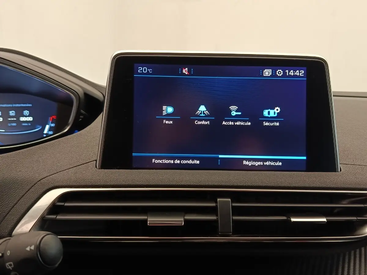 Écran tactile central affichant les réglages du véhicule sur le tableau de bord d’un Peugeot 5008 gris foncé.