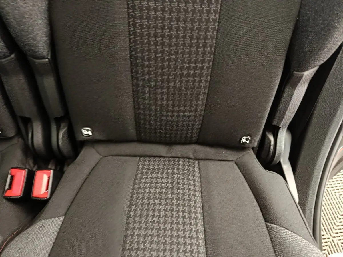 Gros plan sur le siège arrière central noir avec motifs pied-de-poule du Peugeot 5008 gris foncé, version 2020.