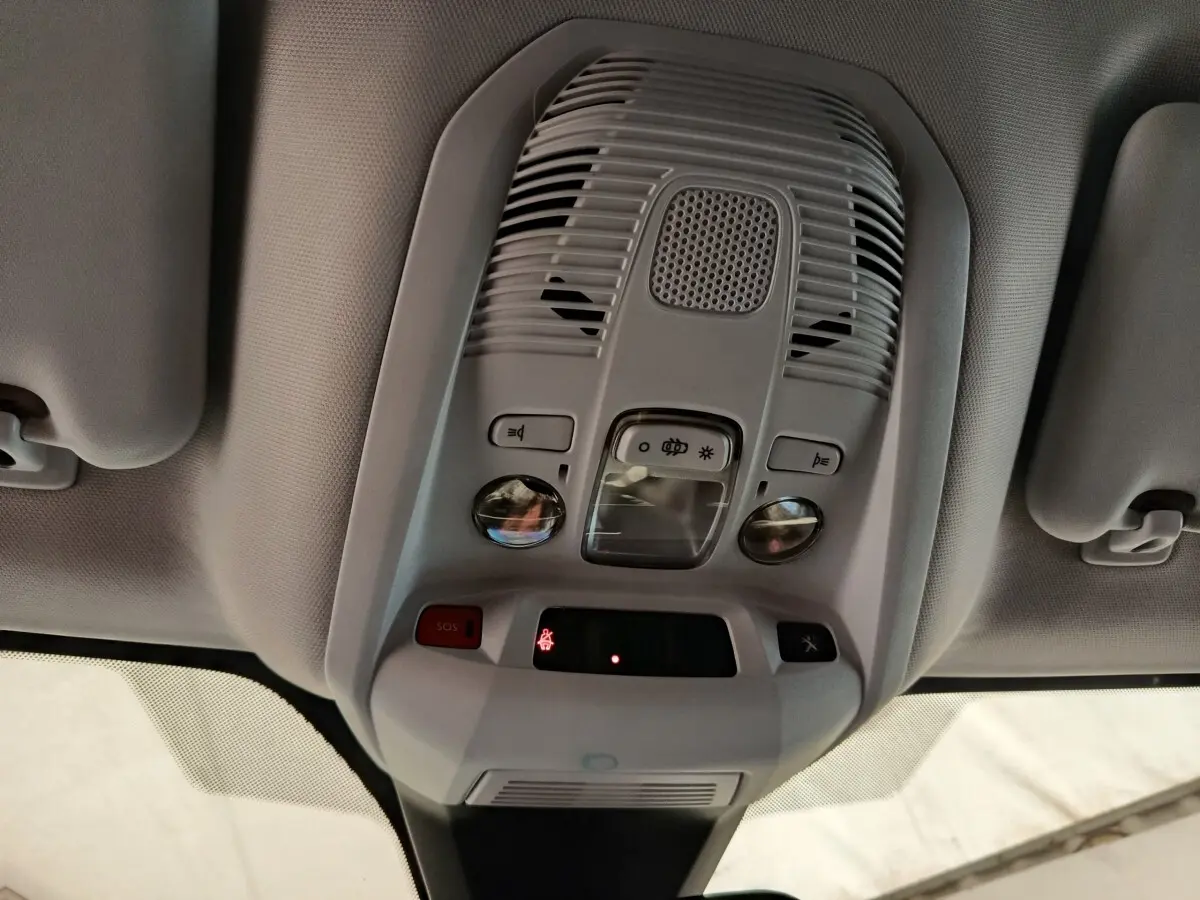 Plafonnier intérieur gris clair du Peugeot 5008 2020 avec commandes d’éclairage et bouton SOS visible.