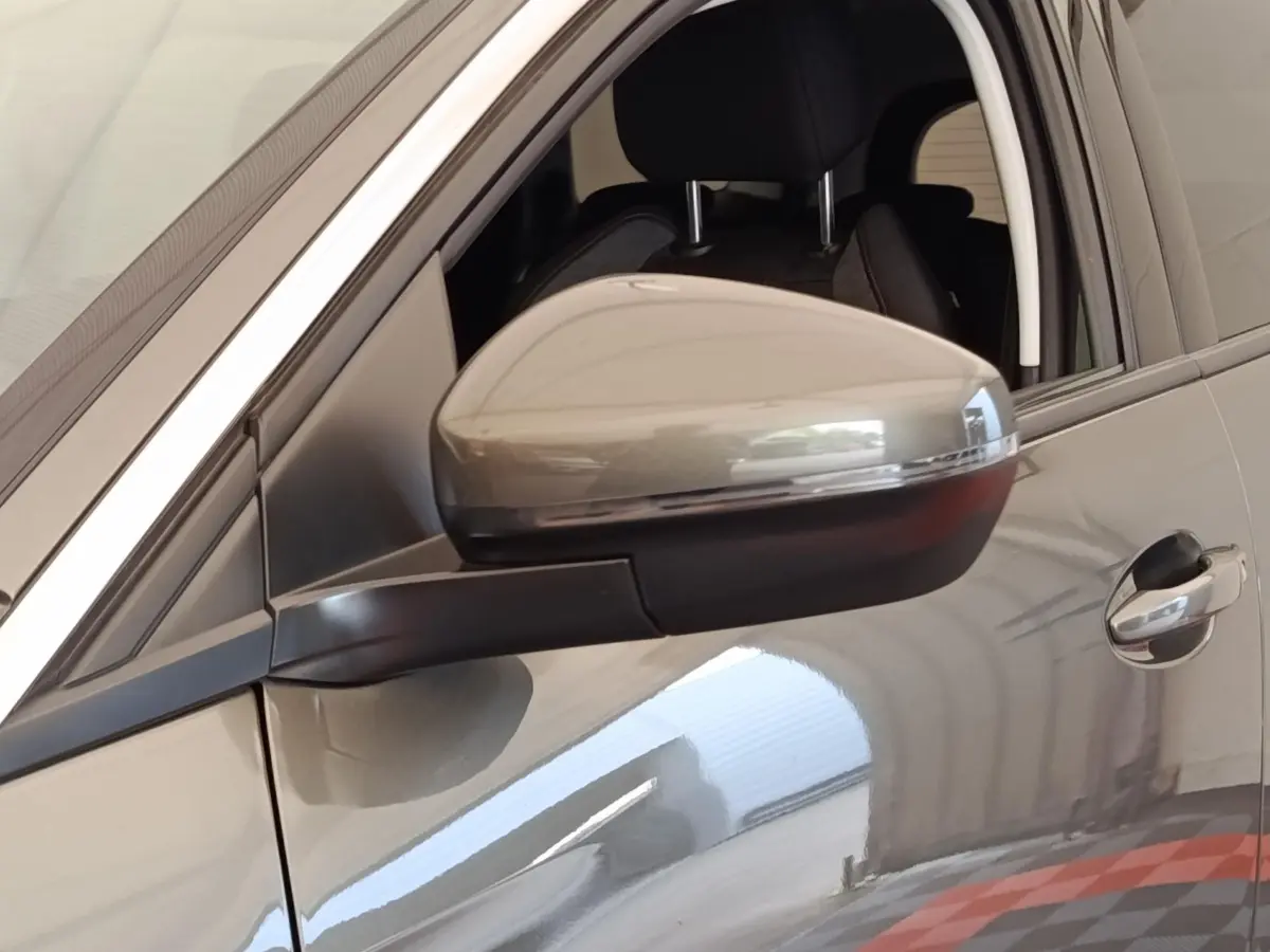 Rétroviseur côté conducteur gris foncé d’un Peugeot 5008 2020, vue rapprochée sur la portière avant.