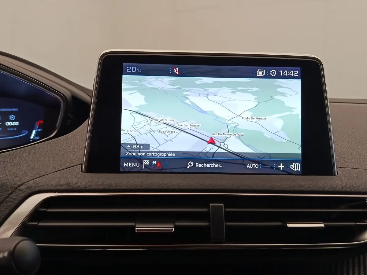 Écran tactile central du tableau de bord du Peugeot 5008 2020 affichant la navigation en mode carte.