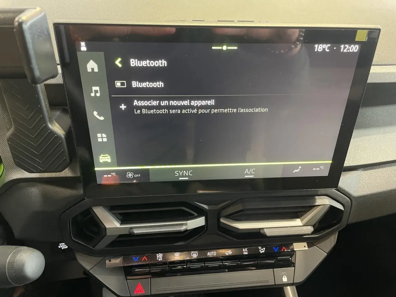Écran tactile 10,1'' du Dacia Bigster gris schiste, vue centrale du tableau de bord avec commandes climatisation et ventilation.