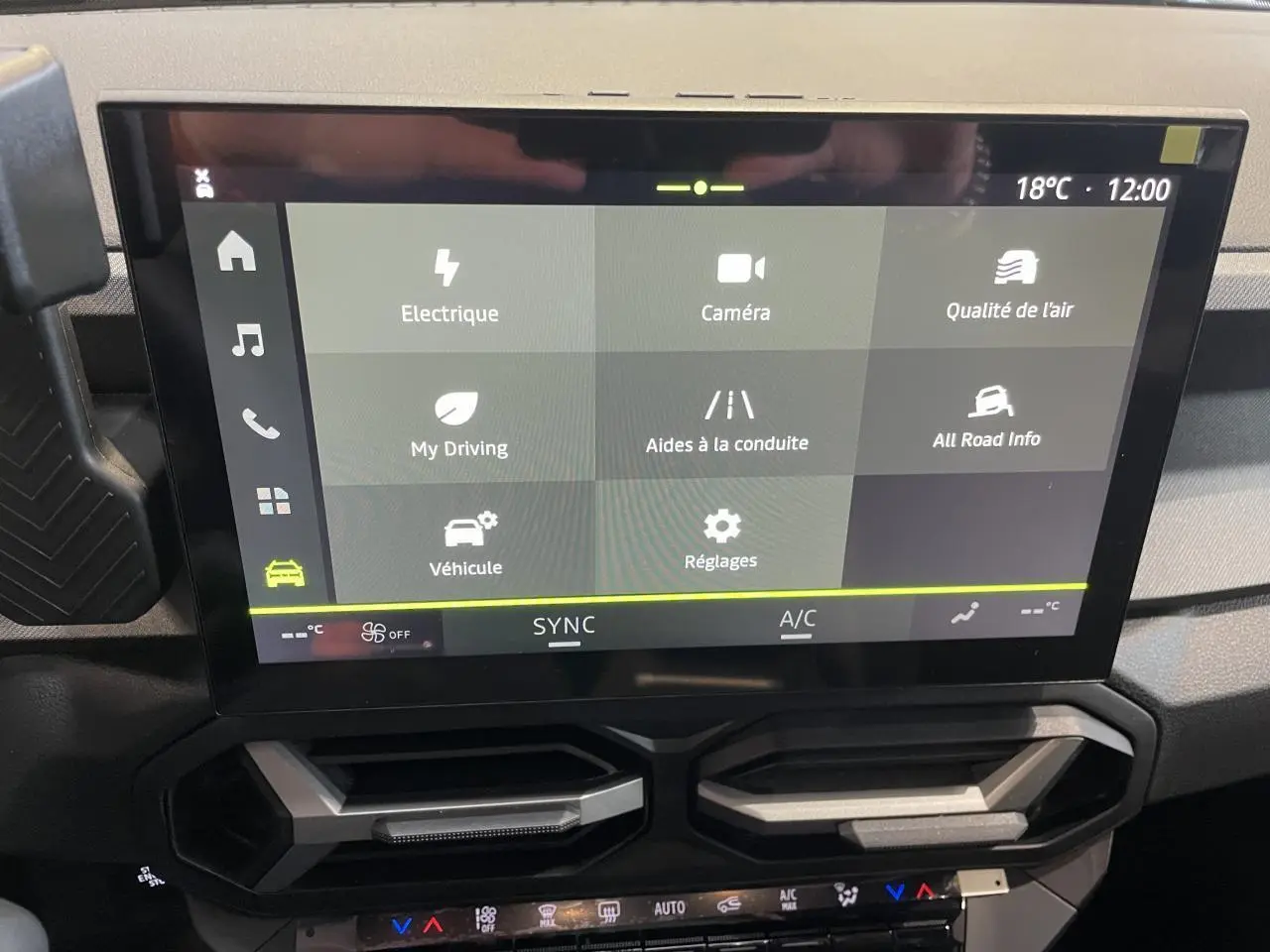 Écran tactile central du tableau de bord du Dacia Bigster 2026 avec interface des aides à la conduite.