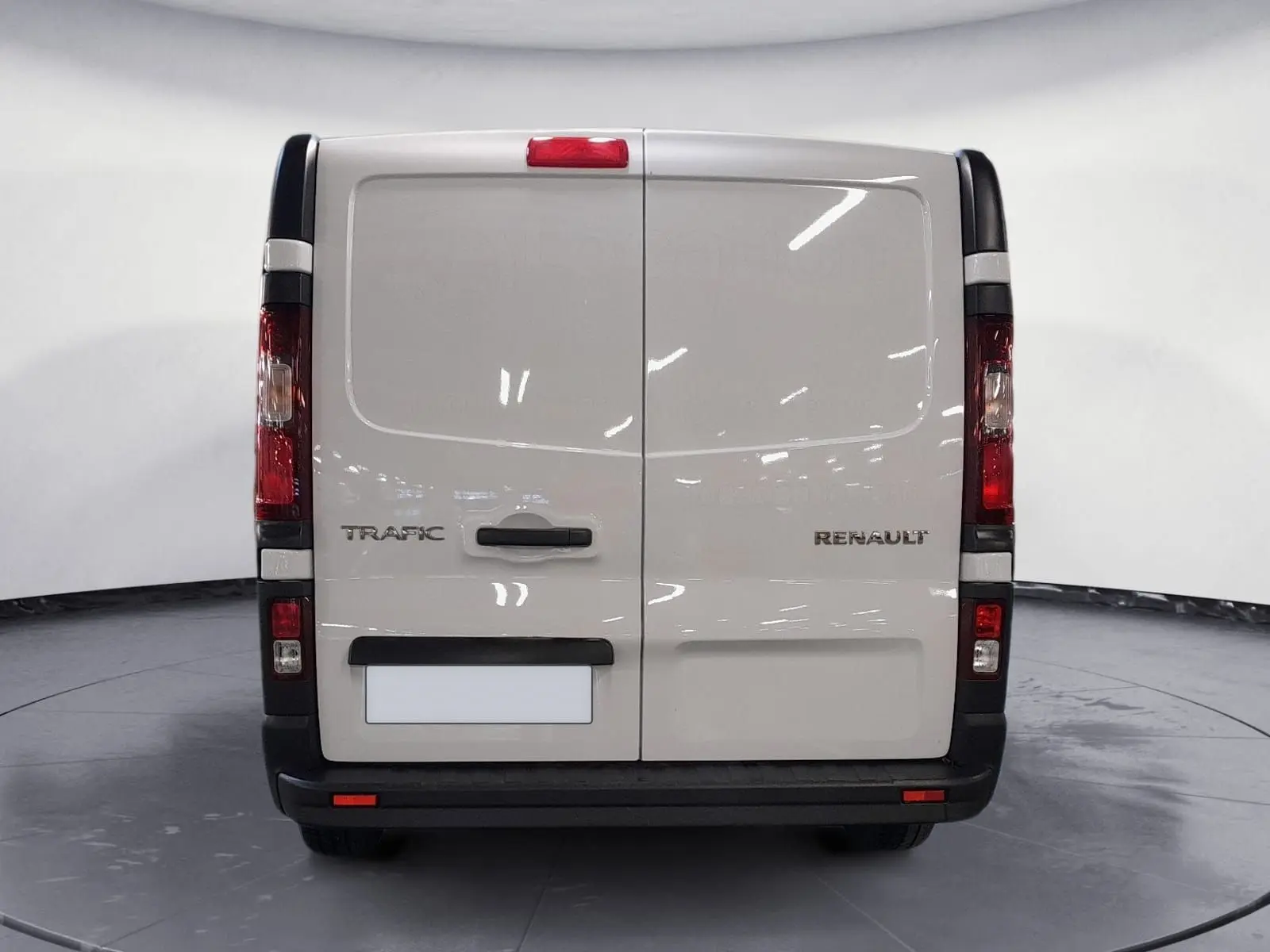 Vue arrière du Renault Trafic Fourgon blanc minéral 2024 avec portes battantes et feux verticaux rouges.
