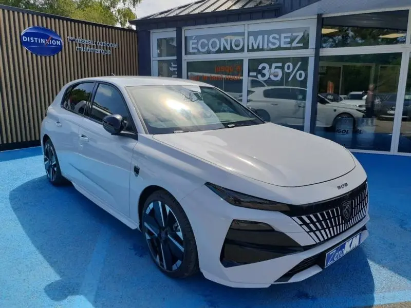 Peugeot 308 Hybrid blanc Okénite vue 3/4 avant droit, calandre distinctive et jantes alliage noires.