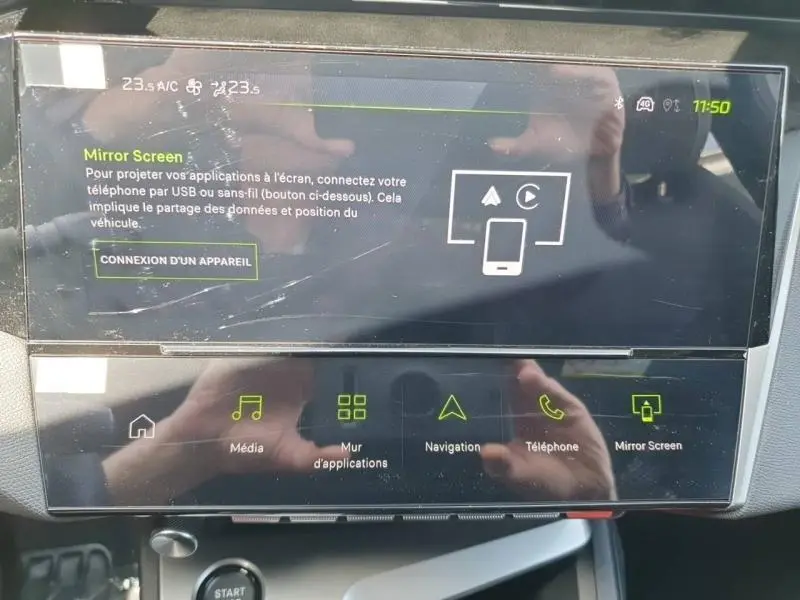 Écran tactile central du tableau de bord du Peugeot 308 blanc Okénite, affichant le menu Mirror Screen.