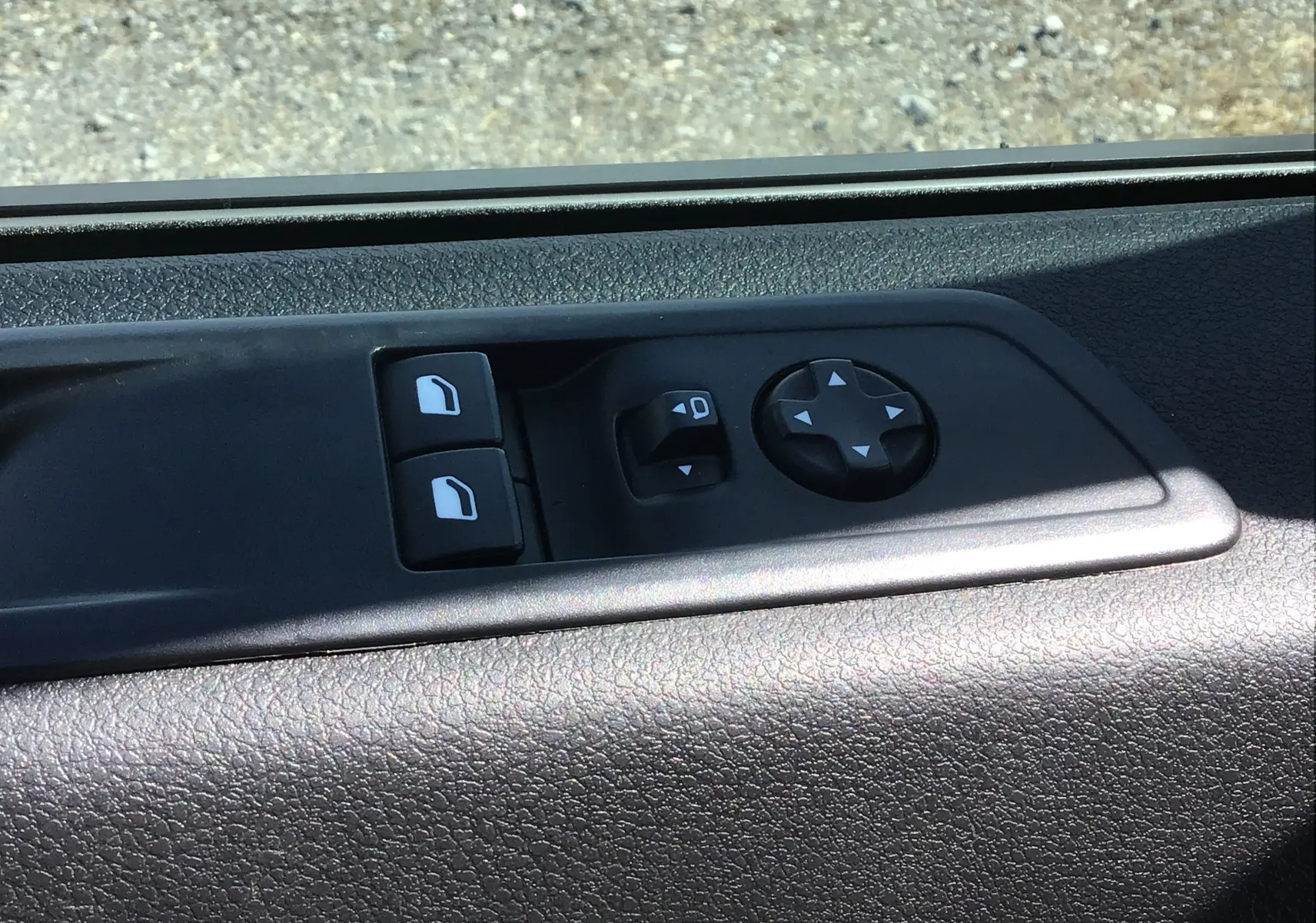 Commande des vitres électriques et réglage des rétroviseurs sur la porte côté conducteur d'un Opel Vivaro blanc 2023.