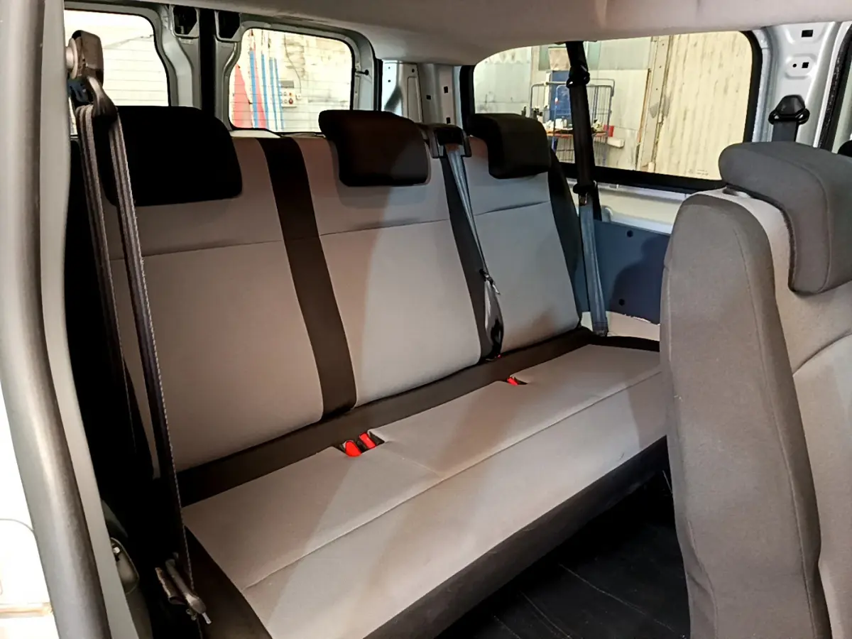 Banquette arrière grise vue de côté gauche dans un Toyota Proace Verso 2019, intérieur spacieux et fonctionnel.