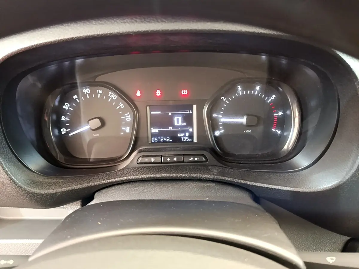 Vue rapprochée du tableau de bord du Toyota Proace Verso 2019, affichant le compteur et le compte-tours.