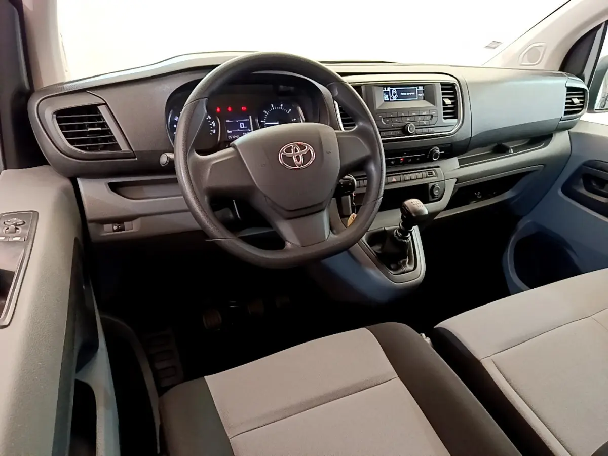 Intérieur du Toyota Proace Verso 2019, vue du poste de conduite avec volant multifonctions et tableau de bord noir.