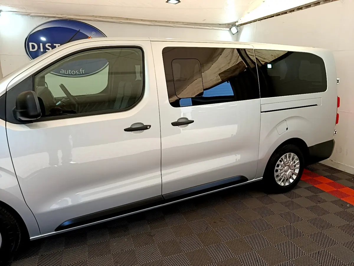 Profil côté gauche du Toyota Proace Verso gris clair 2019 avec vitres arrière teintées et jantes alliage.