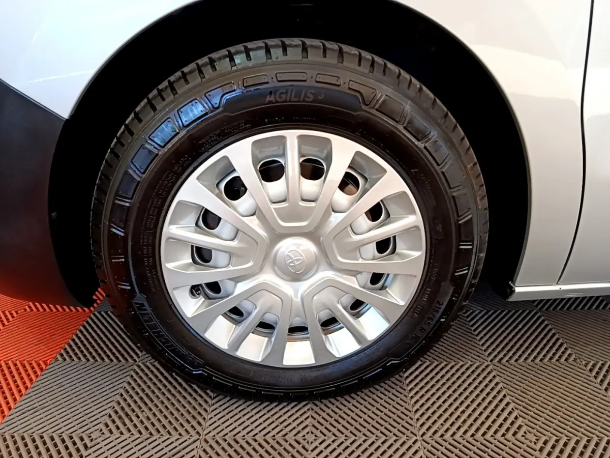 Gros plan sur la roue avant gauche gris clair du Toyota Proace Verso 1.5 D LONG 120 D-4D Dynamic de 2019.