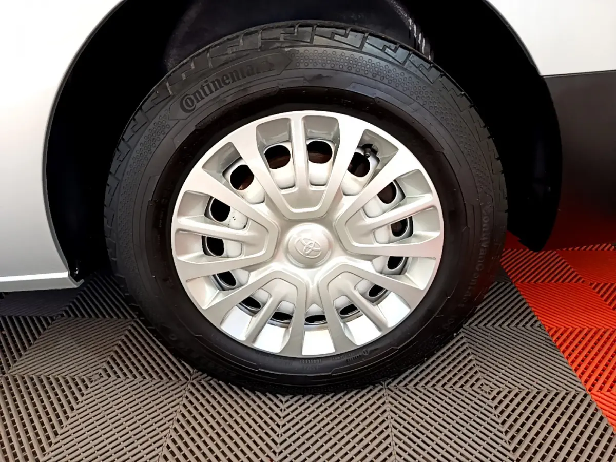 Gros plan sur la roue avant droite grise du Toyota Proace Verso 2019 avec jante acier et logo Toyota au centre.