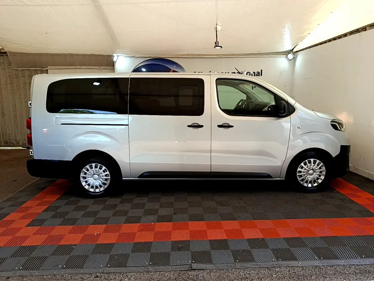 Profil droit d'un Toyota Proace Verso gris clair 2019 avec vitres arrière teintées et jantes acier.