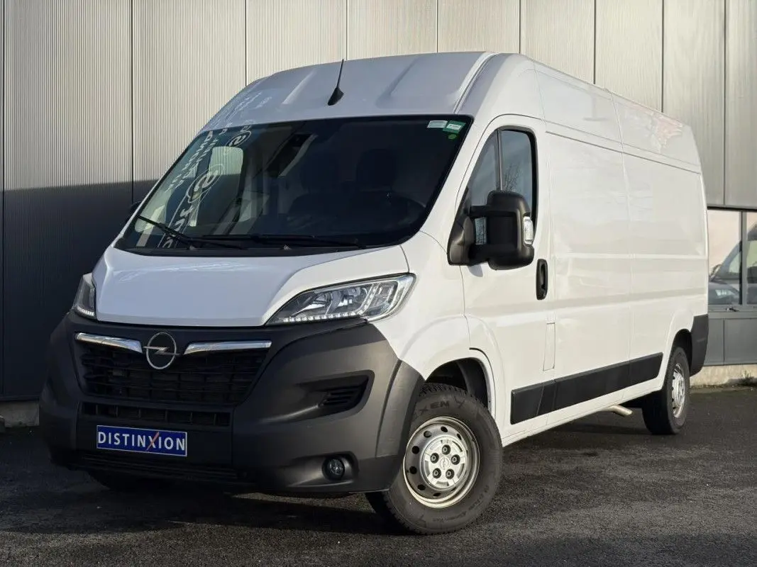 Vue 3/4 avant droit d’un Opel Movano Fourgon blanc 2023 avec pare-chocs noir et calandre distinctive.