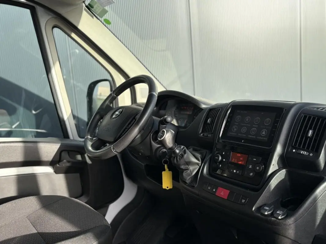 Intérieur du fourgon Opel Movano blanc 2023, vue côté conducteur sur le tableau de bord et volant.