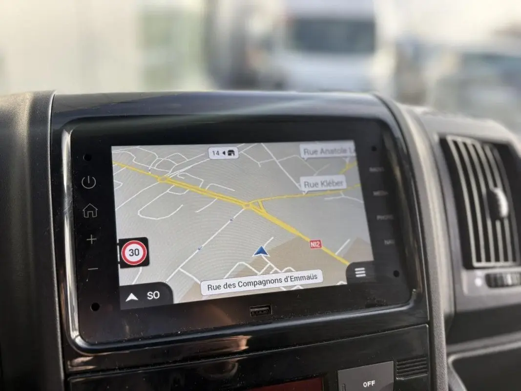 Écran tactile du système de navigation de l’Opel Movano Fourgon 2023 affichant une carte avec itinéraire.