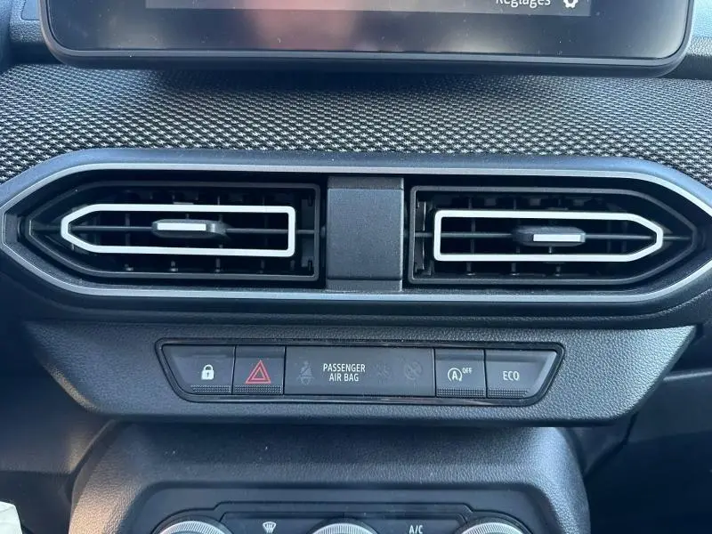 Détail des aérateurs centraux noirs et argentés du tableau de bord du Dacia Jogger 2025 version Expression.