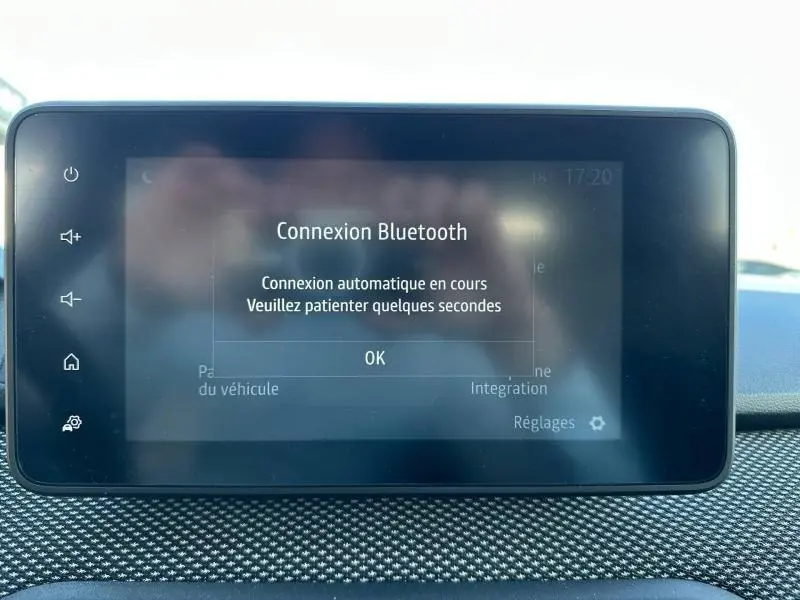Écran tactile central du tableau de bord du Dacia Jogger affichant une connexion Bluetooth en cours.