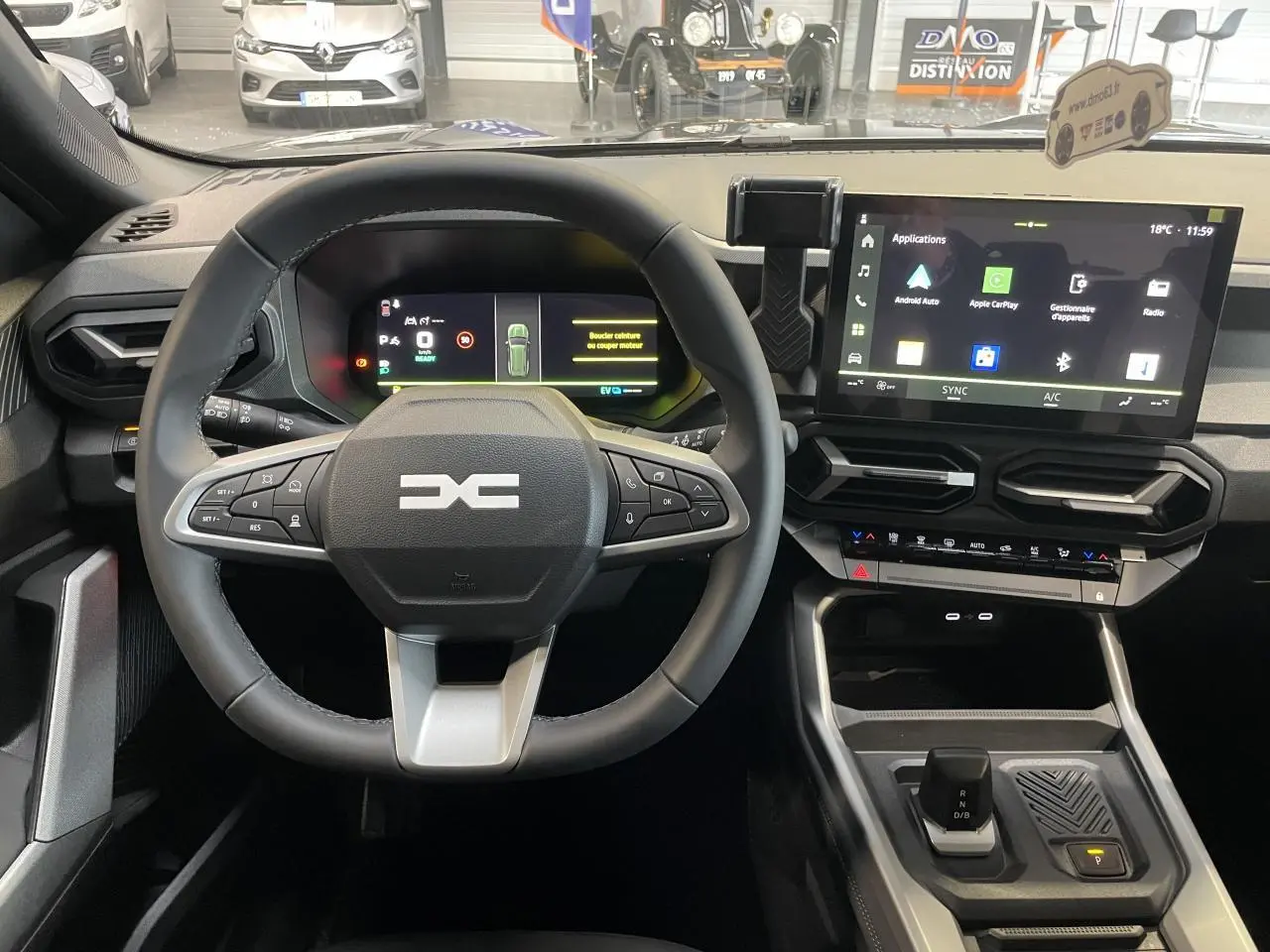 Vue intérieure centrée sur le volant et le tableau de bord numérique du Dacia Bigster gris schiste avec écran tactile 10,1 pouces.