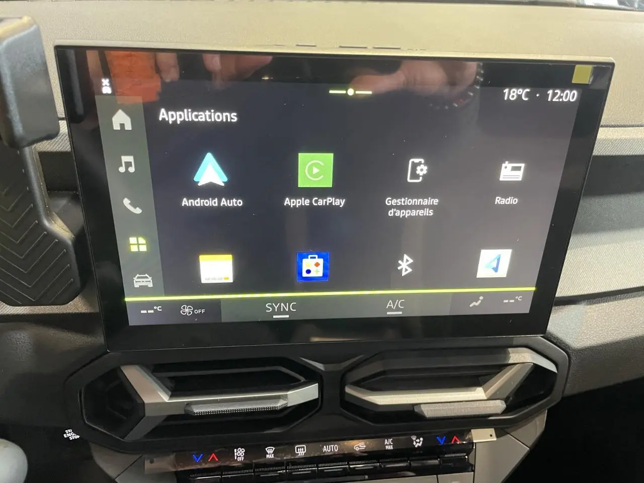 Écran tactile central 10,1 pouces du Dacia Bigster gris schiste, affichant les applications connectées.
