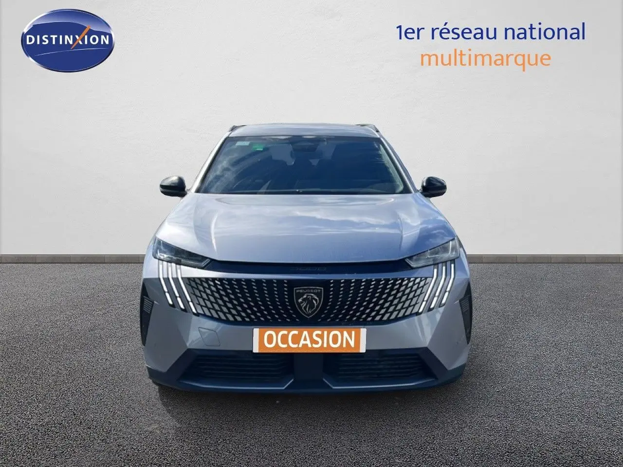Vue avant d’un Peugeot 5008 Hybrid 145ch gris Artense métal avec calandre distinctive et feux LED verticaux.