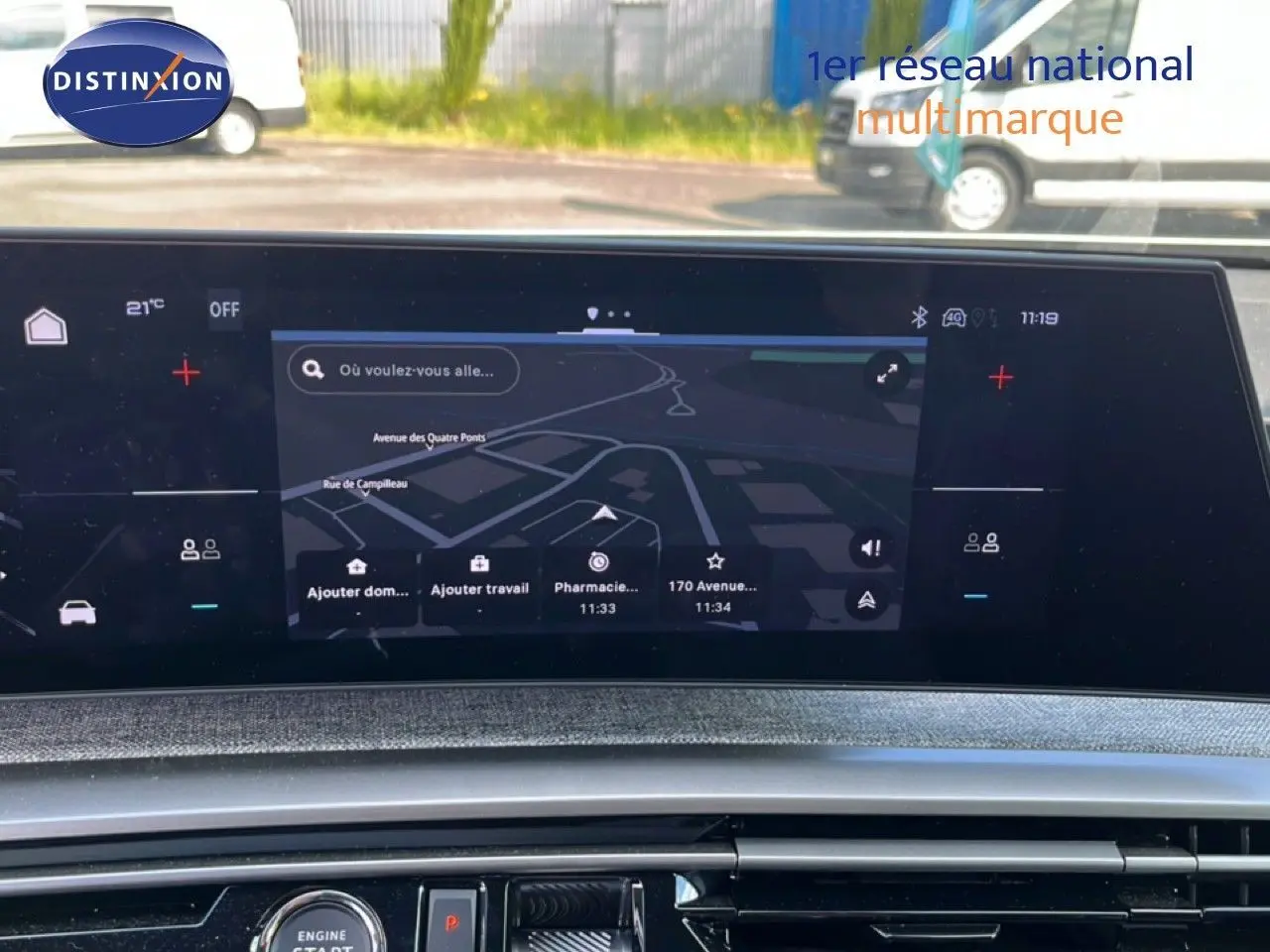 Vue rapprochée de l’écran tactile central du Peugeot 5008 gris Artense 2025, affichant la navigation GPS.