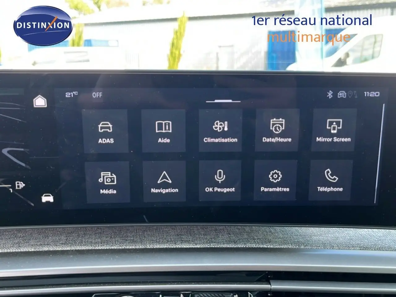 Écran tactile central du Peugeot 5008 Hybrid gris Artense, affichant le menu principal des fonctions connectées.