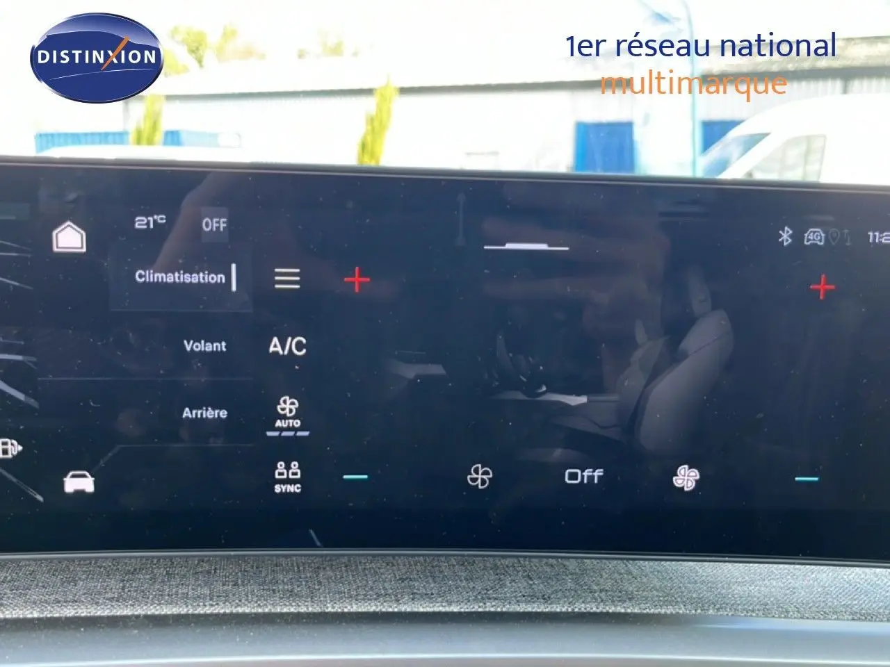 Écran tactile du système de climatisation du Peugeot 5008 gris Artense, affichant les réglages de température et ventilation.