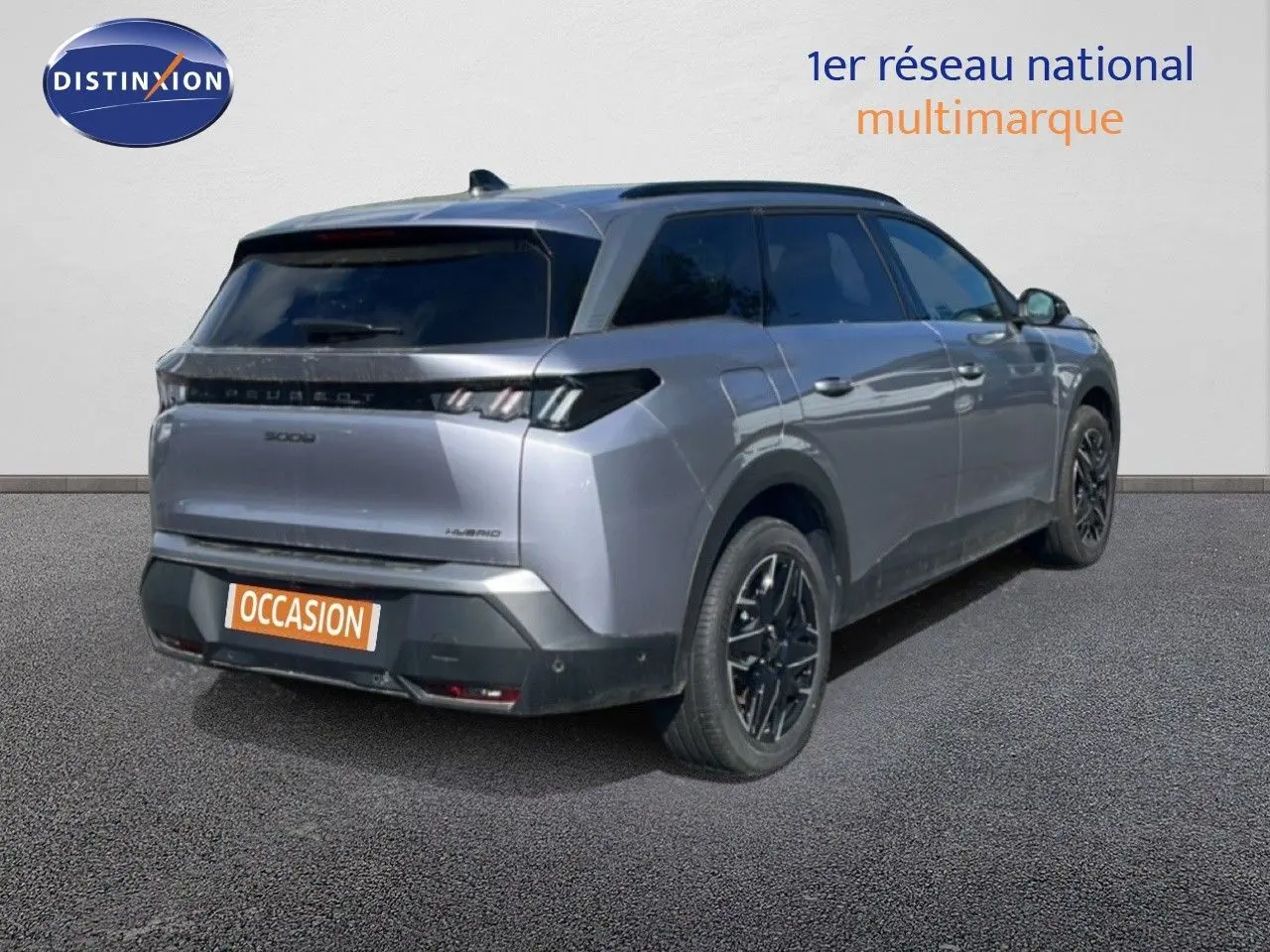 Peugeot 5008 Hybrid gris Artense métal, vue 3/4 arrière droit avec jantes noires et vitres teintées.