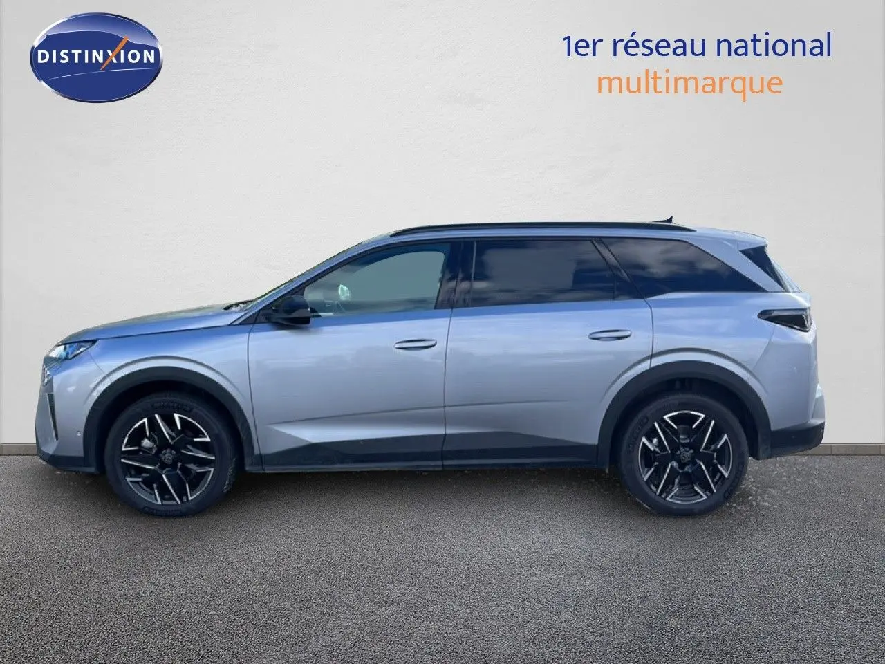 Profil droit du Peugeot 5008 Hybrid gris Artense métallisé, avec jantes noires et toit panoramique noir.