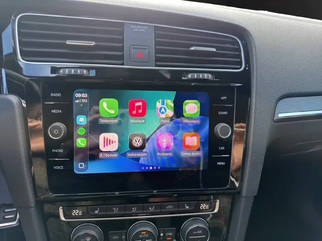 Vue rapprochée de la console centrale de la Volkswagen Golf GTI Performance 2019 avec levier de vitesse DSG et clé dans porte-gobelet.