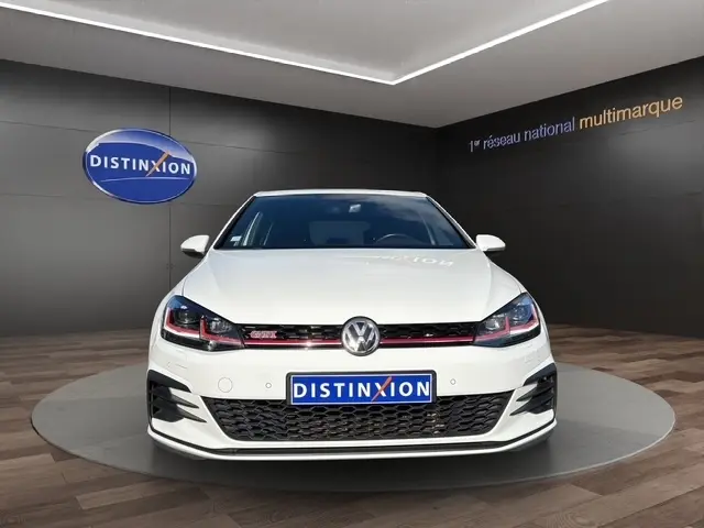 Gros plan sur la roue avant droite d’une Volkswagen Golf GTI Performance blanche, avec étrier de frein rouge visible.