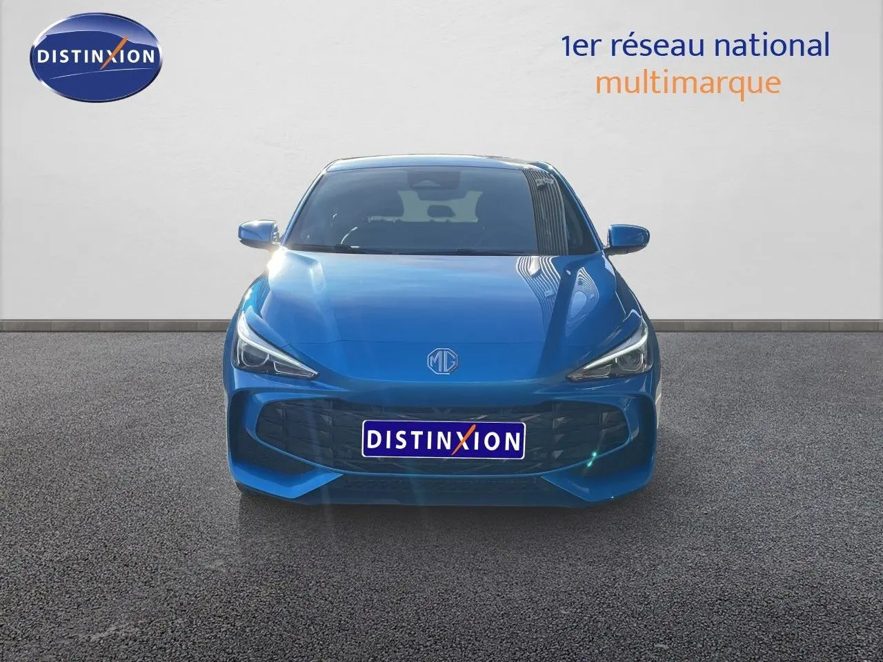 Vue frontale d'une MG3 1.5L Hybrid+ 195CH Comfort en bleu Como Metal avec calandre large et phares LED fins.