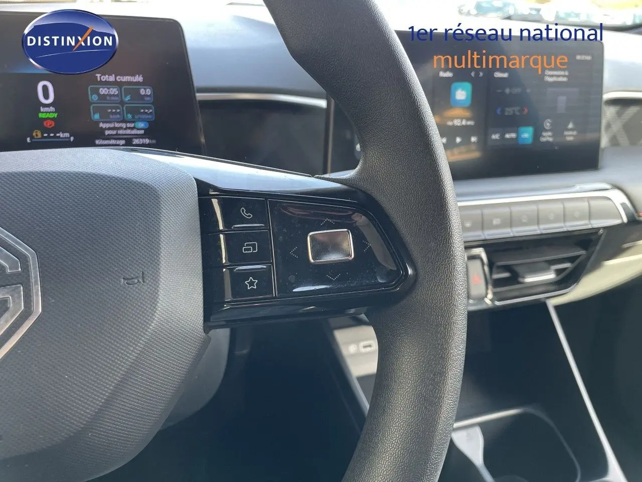Vue rapprochée du volant et du tableau de bord numérique d’un MG3 2025 en intérieur, avec écran tactile et commandes au volant.