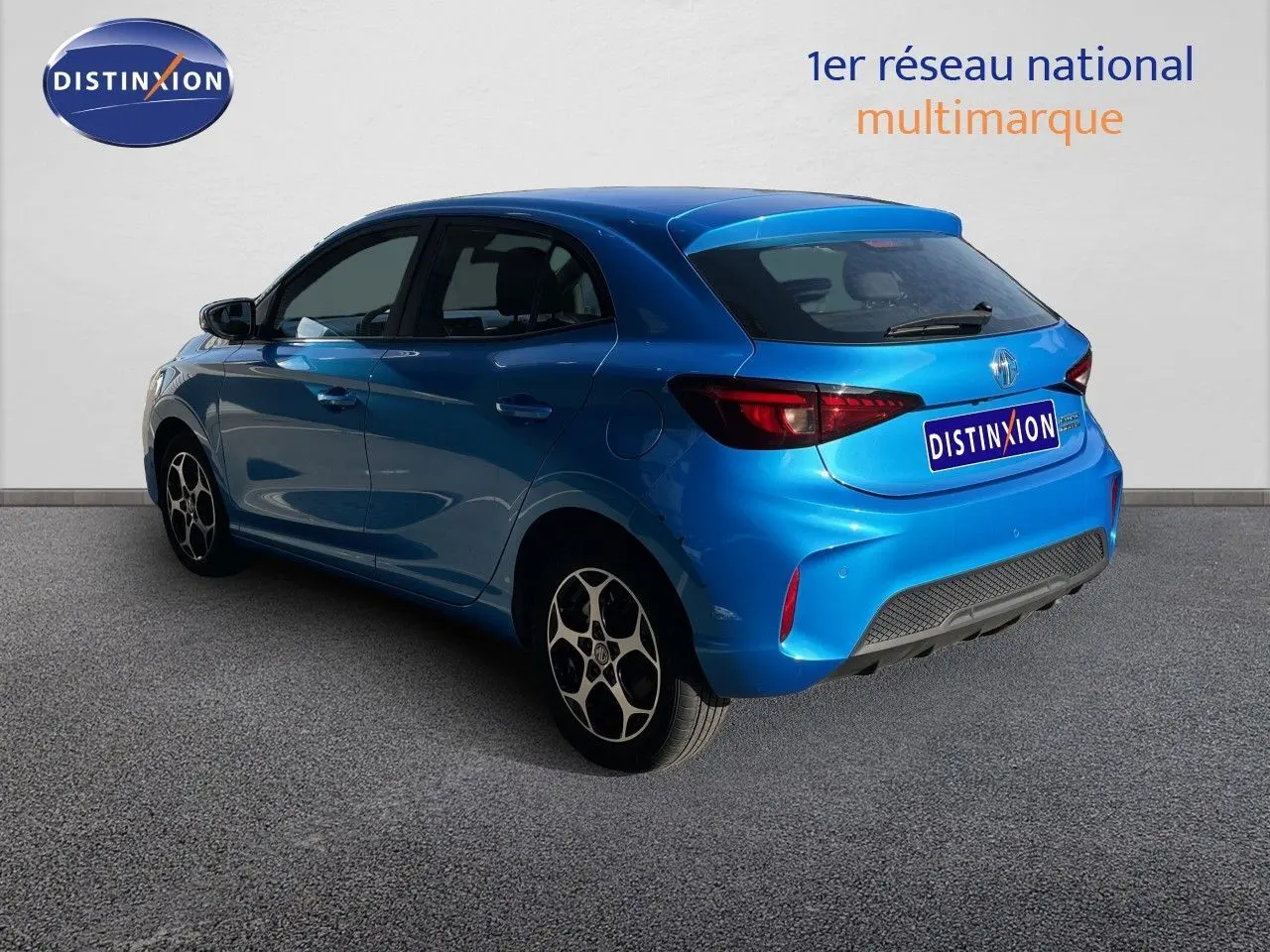 Vue 3/4 arrière droite d'une MG3 2025 en bleu métallisé Como, avec jantes au design distinctif et feux arrière LED.