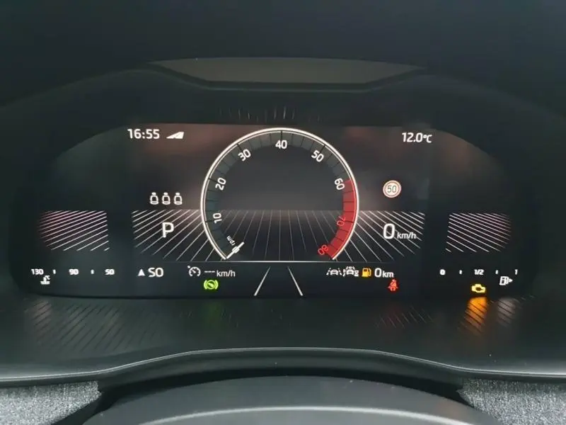Vue rapprochée du tableau de bord numérique du Skoda Kamiq 2025, affichant la vitesse et les alertes.