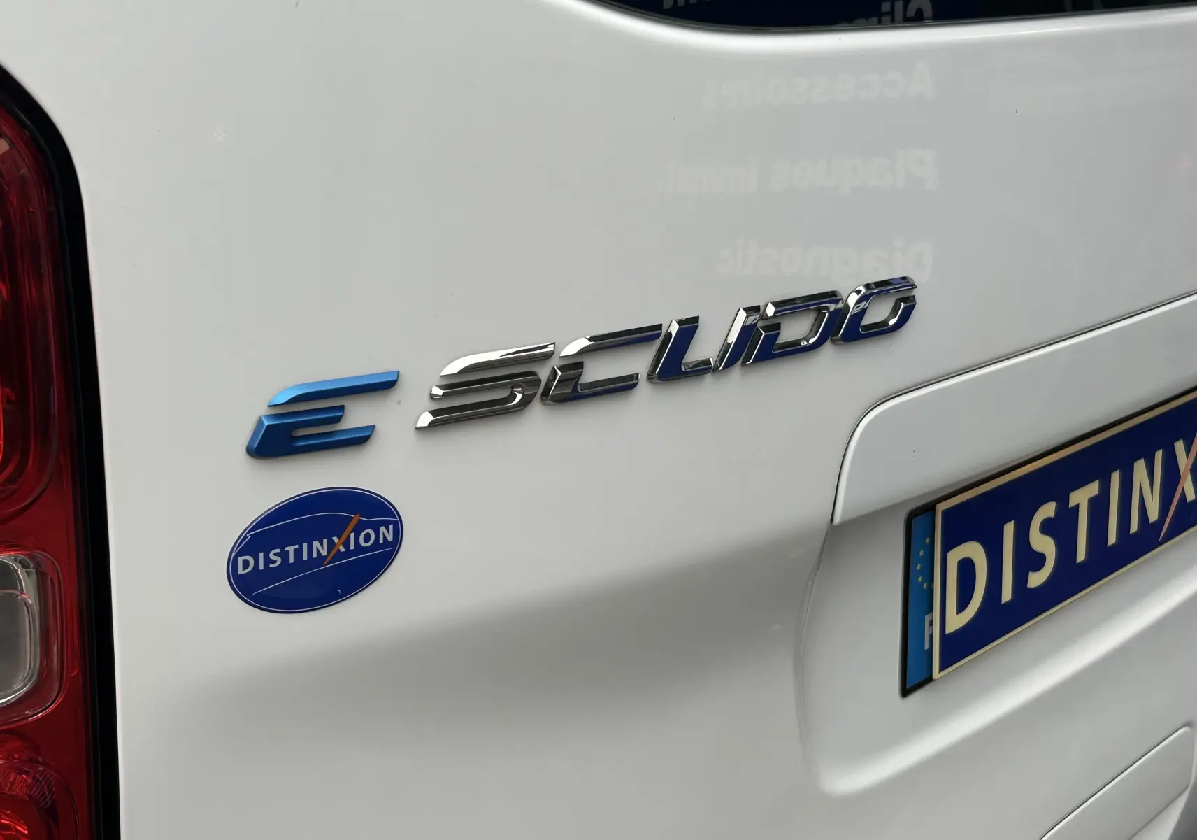 Gros plan sur l'arrière blanc du FIAT Scudo électrique avec logo "e Scudo" et badge Distinxion visible.