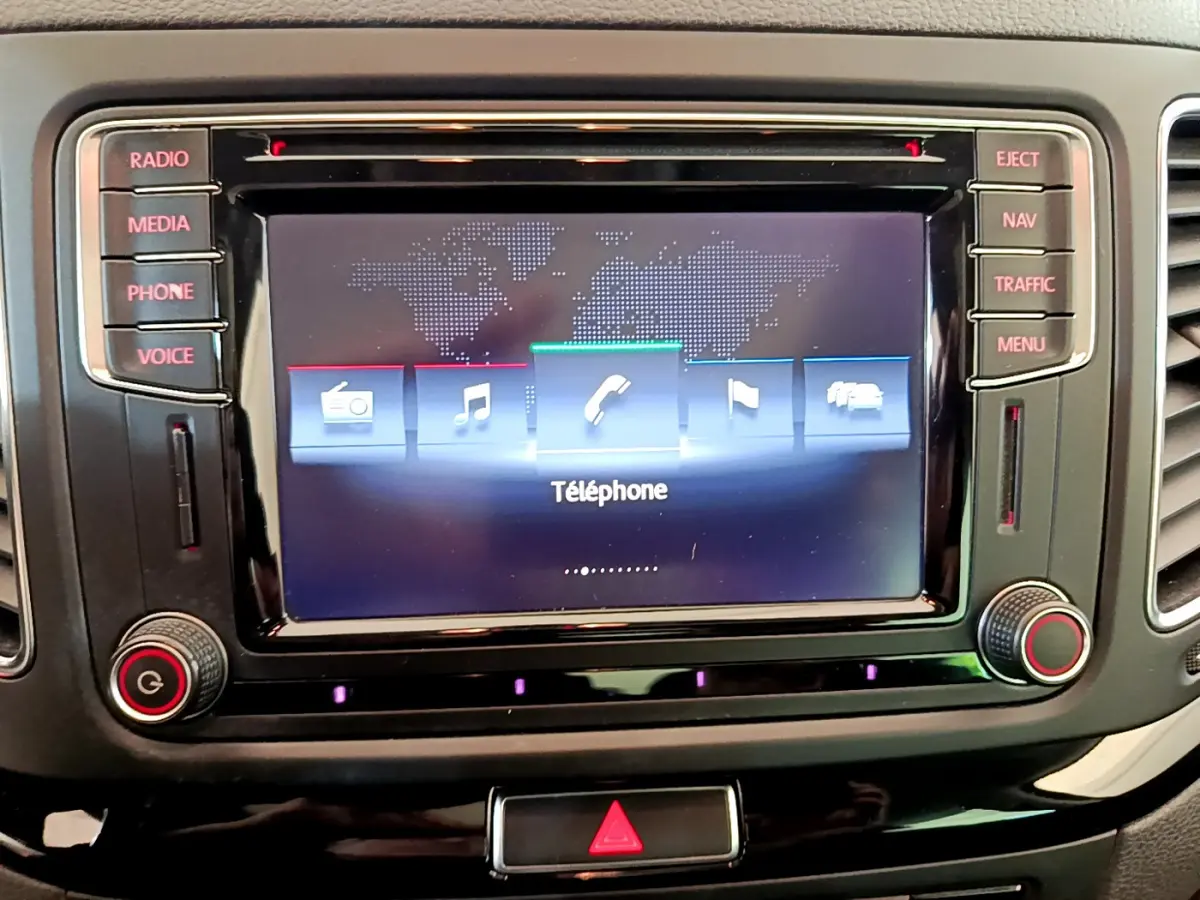 Écran tactile central affichant le menu téléphone dans l'habitacle noir du Volkswagen Sharan marron de 2017