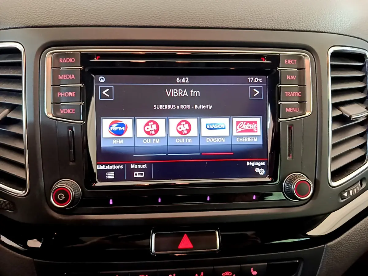 Écran tactile central du tableau de bord du Volkswagen Sharan 2017 affichant la radio VIBRA fm.
