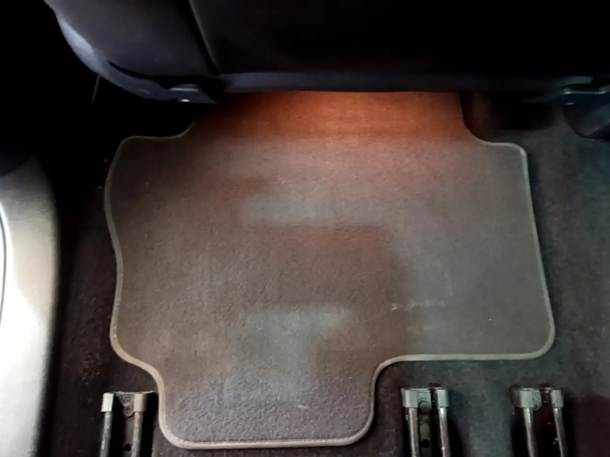 Tapis de sol marron foncé sous le siège avant dans l'habitacle du Volkswagen Sharan 2017.