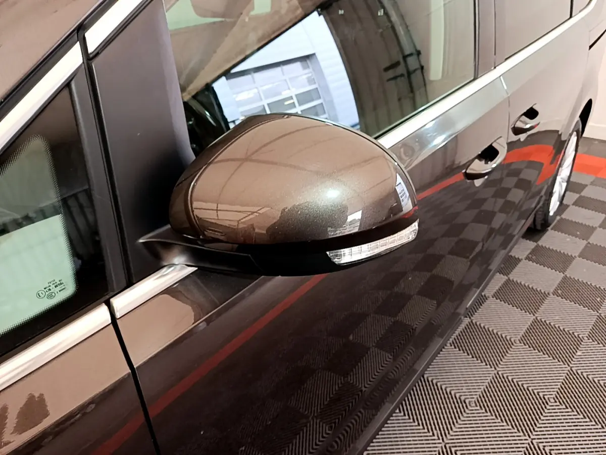 Rétroviseur droit marron métallisé avec clignotant intégré sur Volkswagen Sharan 2017, vue rapprochée côté conducteur.