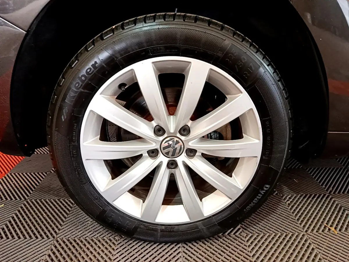 Gros plan sur la roue avant droite du Volkswagen Sharan marron, mettant en valeur la jante alliage à dix branches et le pneu Kleber.